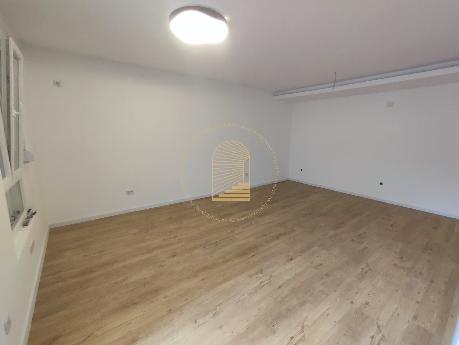 Novogradnja - 57m2 + 30m2 bašta, sa garažom